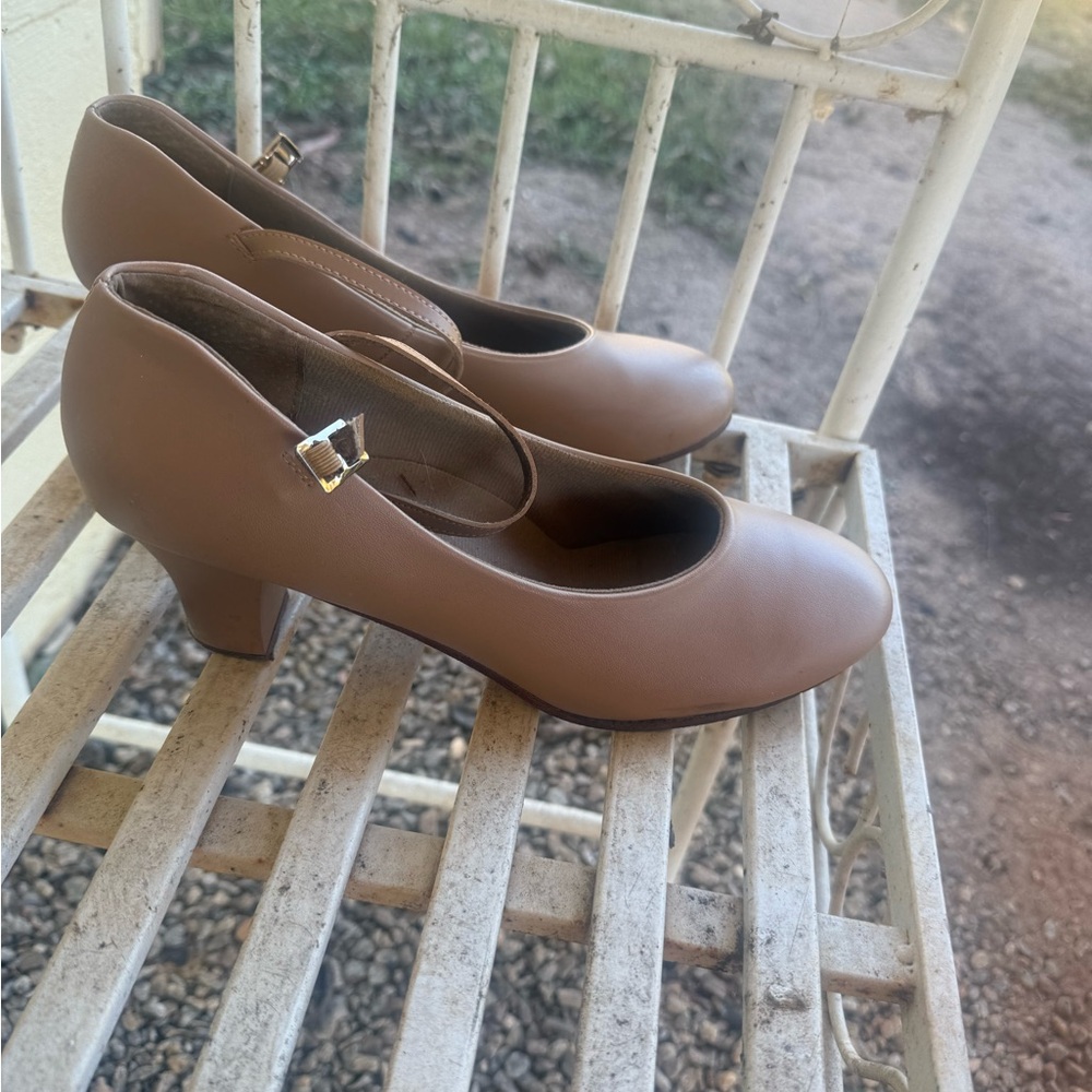 Tan theatre choir or dance shoes good shape